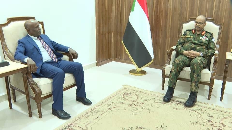 عضو مجلس السيادة الفريق مهندس بحري إبراهيم جابر يطلع على ...