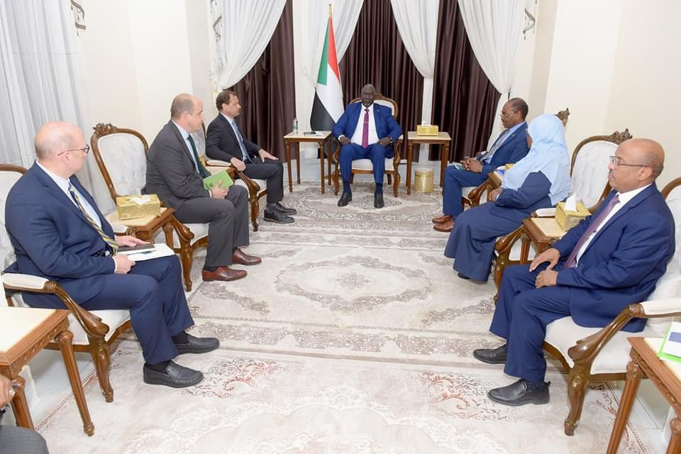 نائب رئيس مجلس السيادة يلتقي الأمين العام للمجلس النرويجي للاجئين