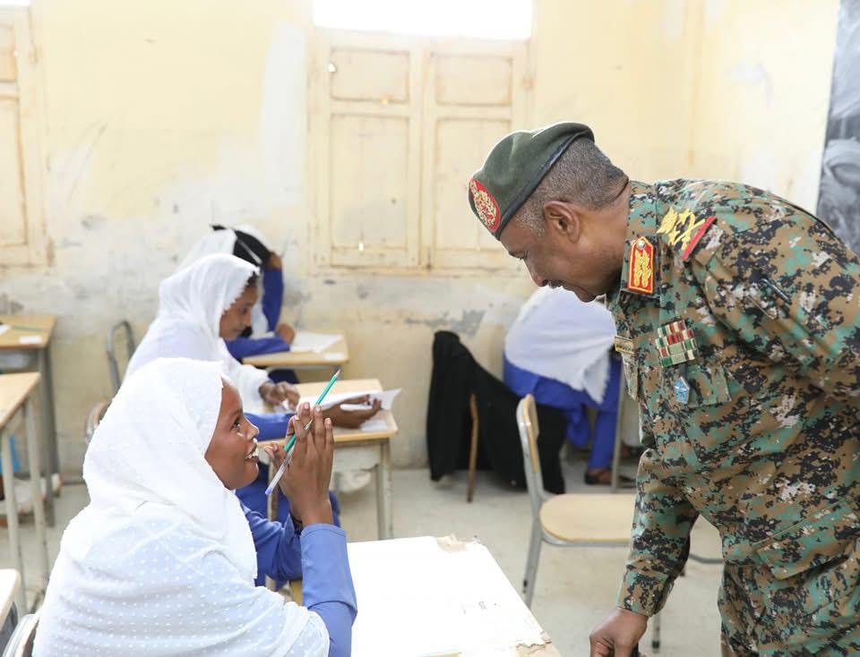 رئيس مجلس السيادة يقرع الجرس إيذانا ببدء امتحانات الشهادة السودانية ...