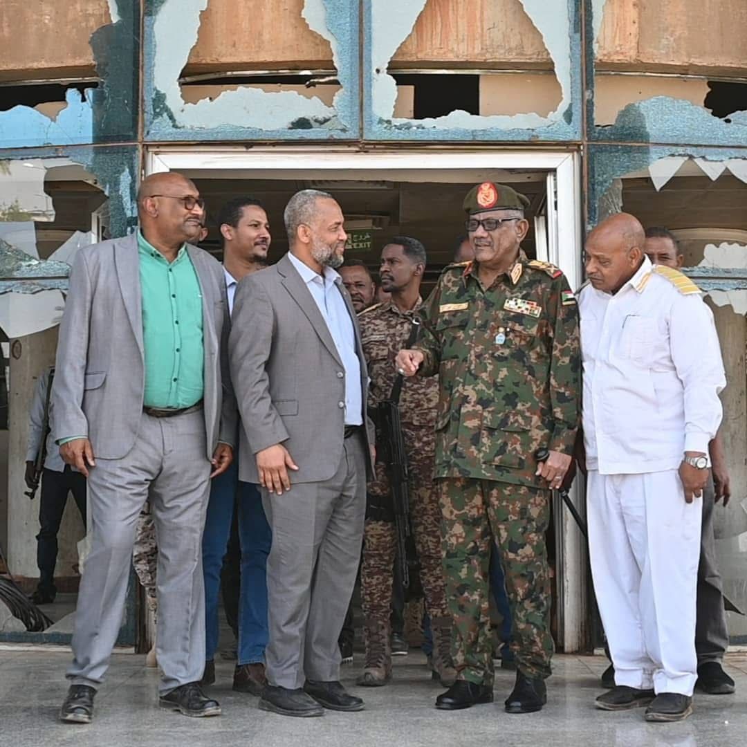 وزير الصحة يهنئ القوات المسلحة بالانتصارات خلال زيارته القيادة العامة ...