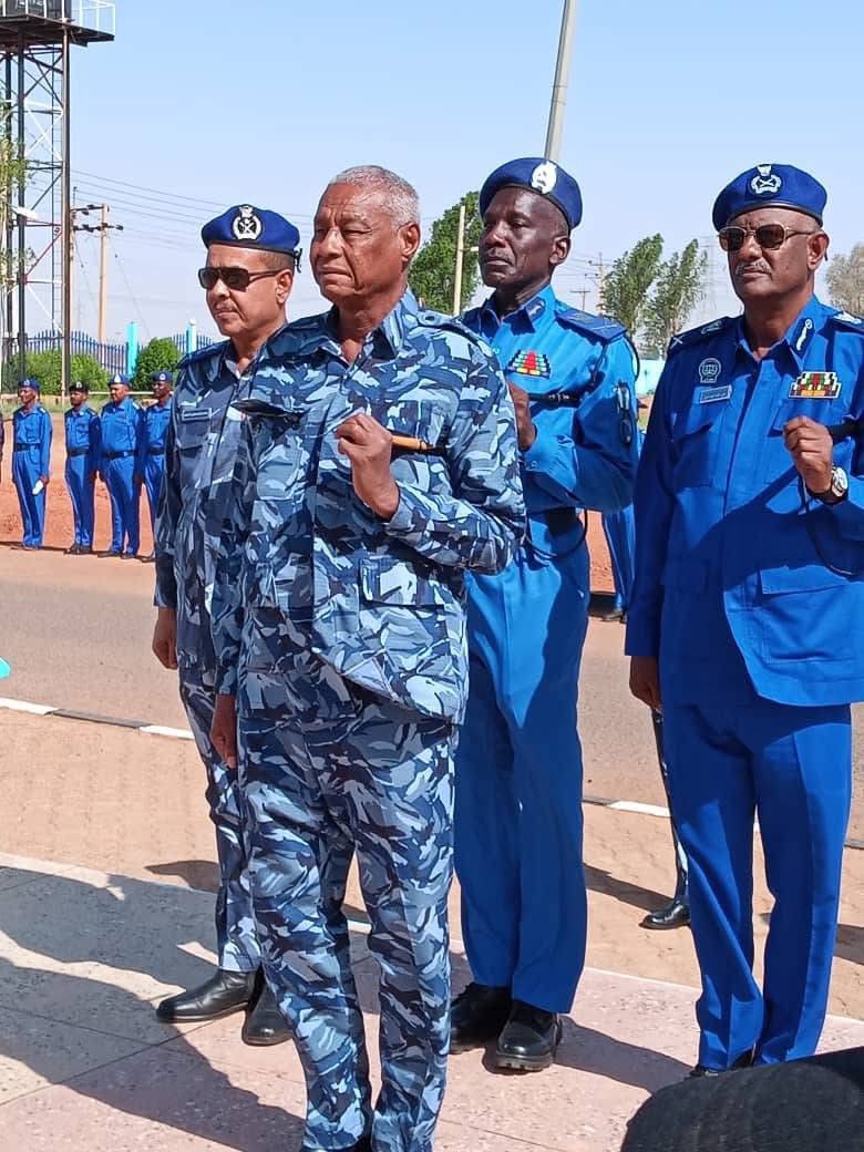وزير الداخلية يتفقد كلية علوم الشرطة والقانون ويشيد بدورها