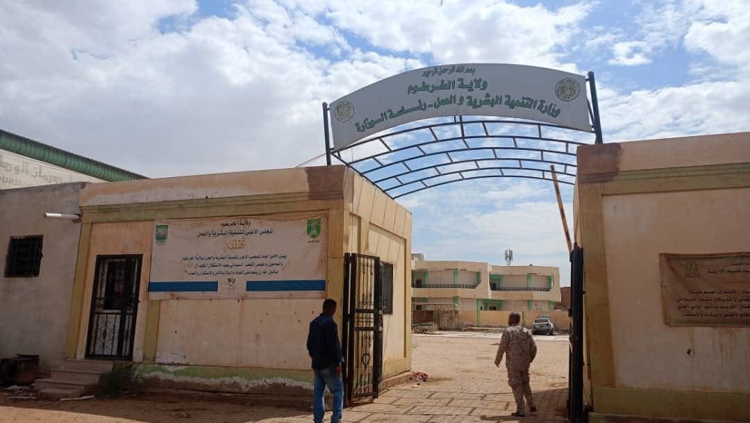 والي ولاية الخرطوم يتفقد مرافق حكومية بمنطقة الصحافة